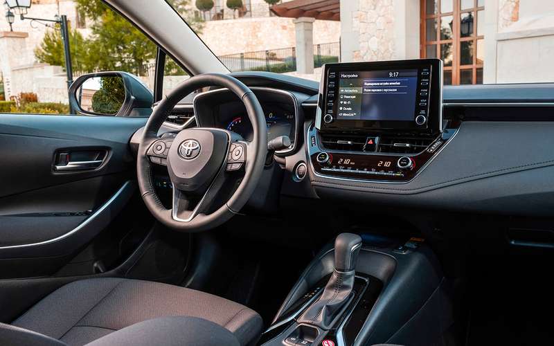 Новая Toyota Corolla: почти Camry (и по цене тоже)