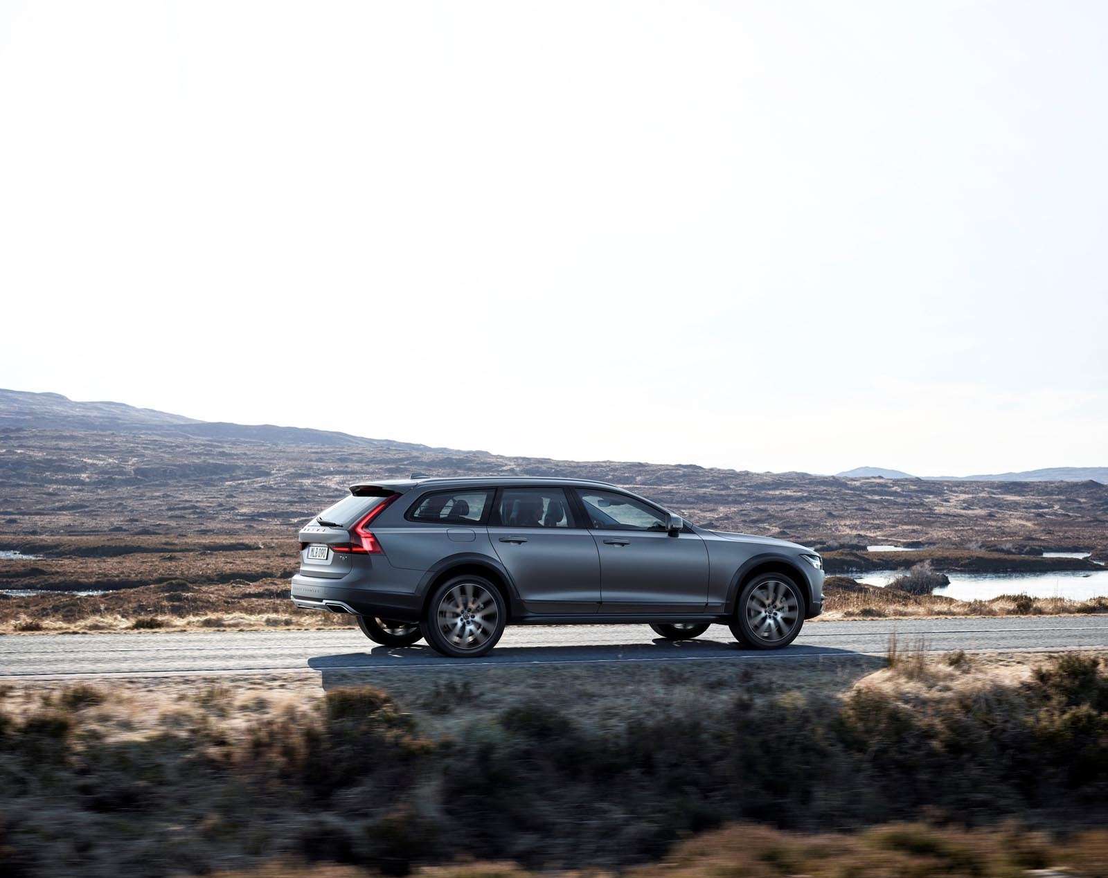 Volvo V90 Cross Country: старт российских продаж и рублевые цены — фото 674596