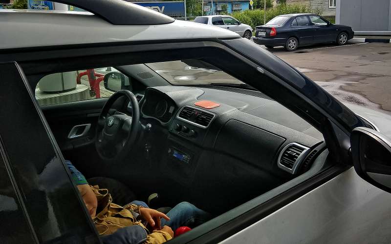 Новые поправки в ПДД: детей в машине не оставлять, на встречку не выезжать