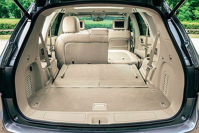 Доступ в багажник Nissan Pathfinder облегчает дверь с электроприводом. А если сложить третий и второй ряды сидений, получится практически ровный пол и 2260 л пространства.