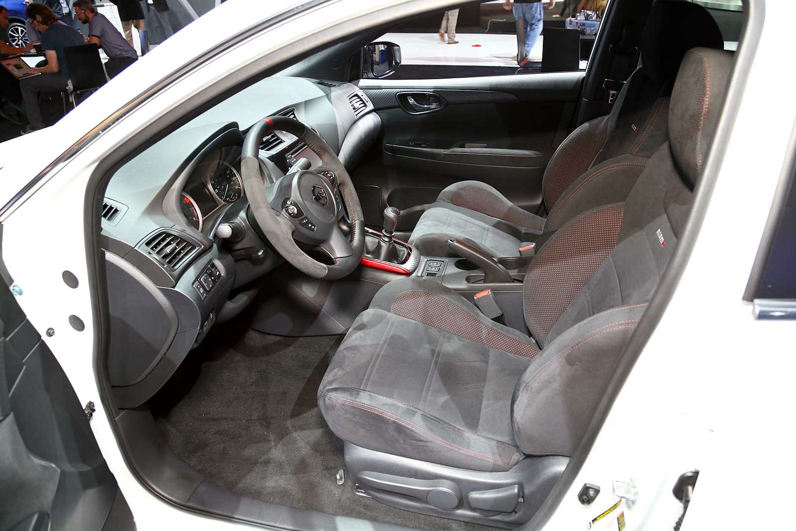 Мечтать не вредно: седан Nissan Sentra Nismo дебютировал в Лос-Анджелесе — фото 665137