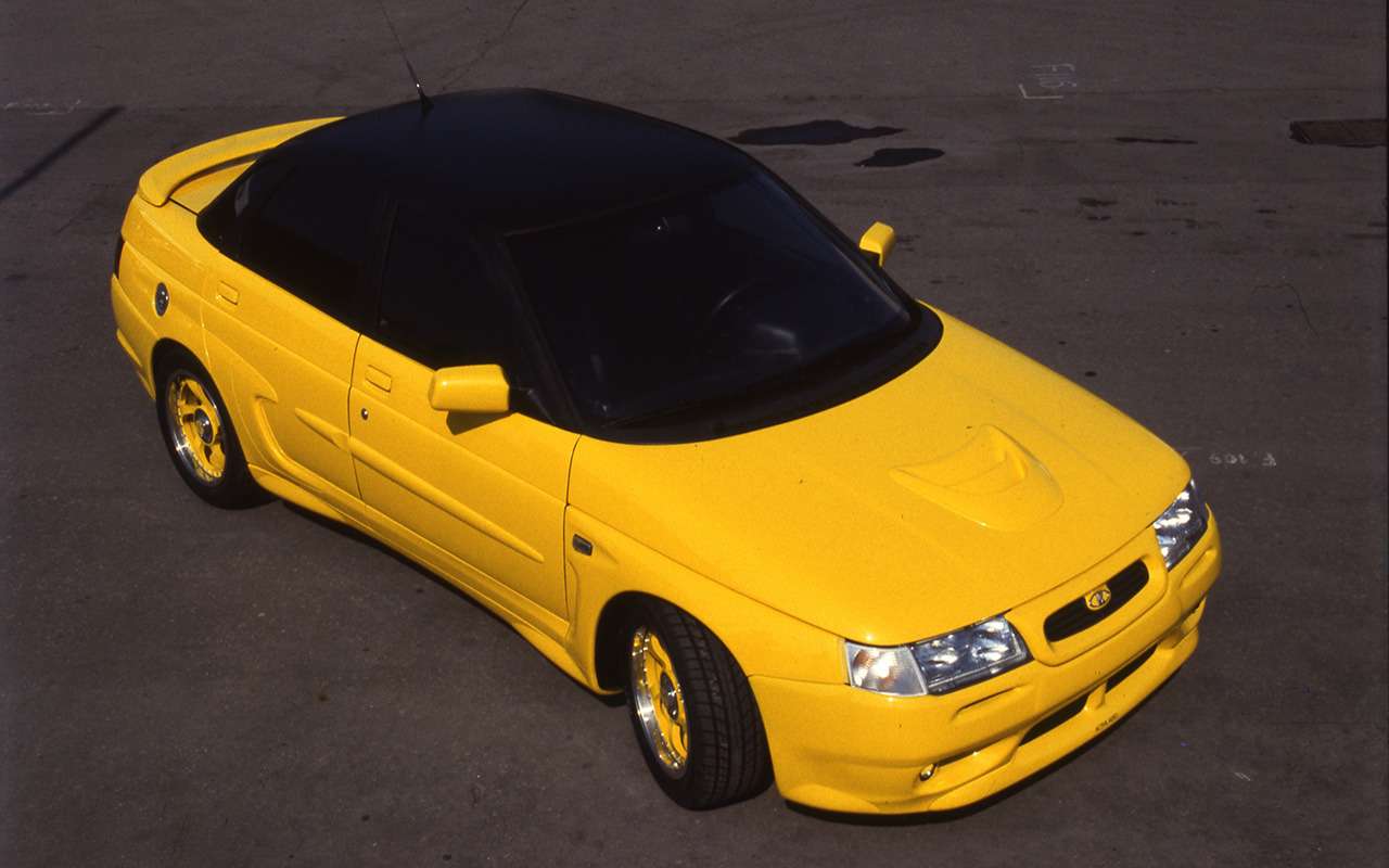 Первый ВАЗ-21106 с импортным мотором и модным обвесом появился в 1996-м и назывался «Желтая акула». На машине стоял 2-литровый 150-сильный двигатель Opel. Позднее такие модификации делали мелкосерийно и продавали под именем Лада-110GTi. Максималка составляла 205 км/ч, разгон до сотни – 9,5 с.