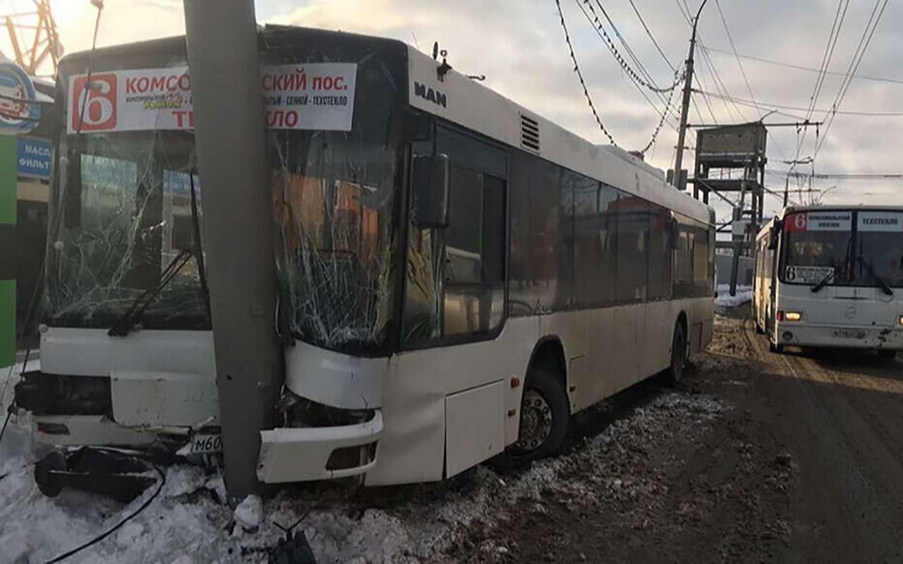 В Саратове автобус врезался в фонарный столб: пострадали 15 человек — фото 1014207