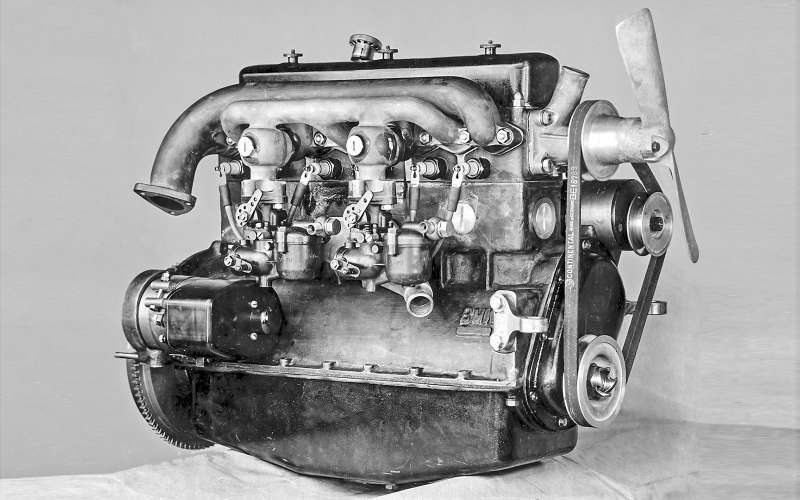 Увеличение числа цилиндров коснулось и относительно маленьких моторов, например шестицилиндрового BMW рабочим объемом 1,2 литра. Роста мощности достигали установкой двух, а иногда и трех карбюраторов.