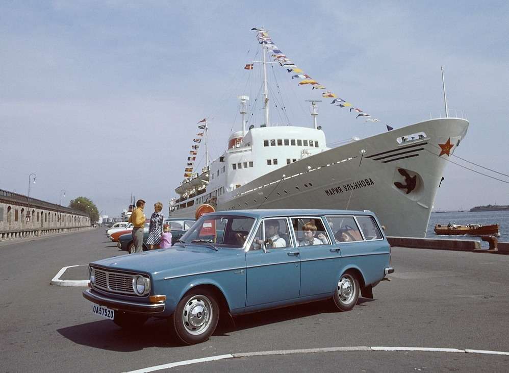 Volvo 145 (1967 – 1974 гг.) на фоне теплохода «Мария Ульянова», построенном в 1959 году на верфи в городе Висмар (ГДР)