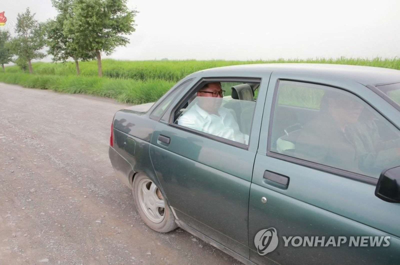 ...но для северокорейских СМИ Ким Чен Ын предпочитает фотографироваться в демократичных автомобилях. Например, в этой потрепанной Ладе Приоре.
