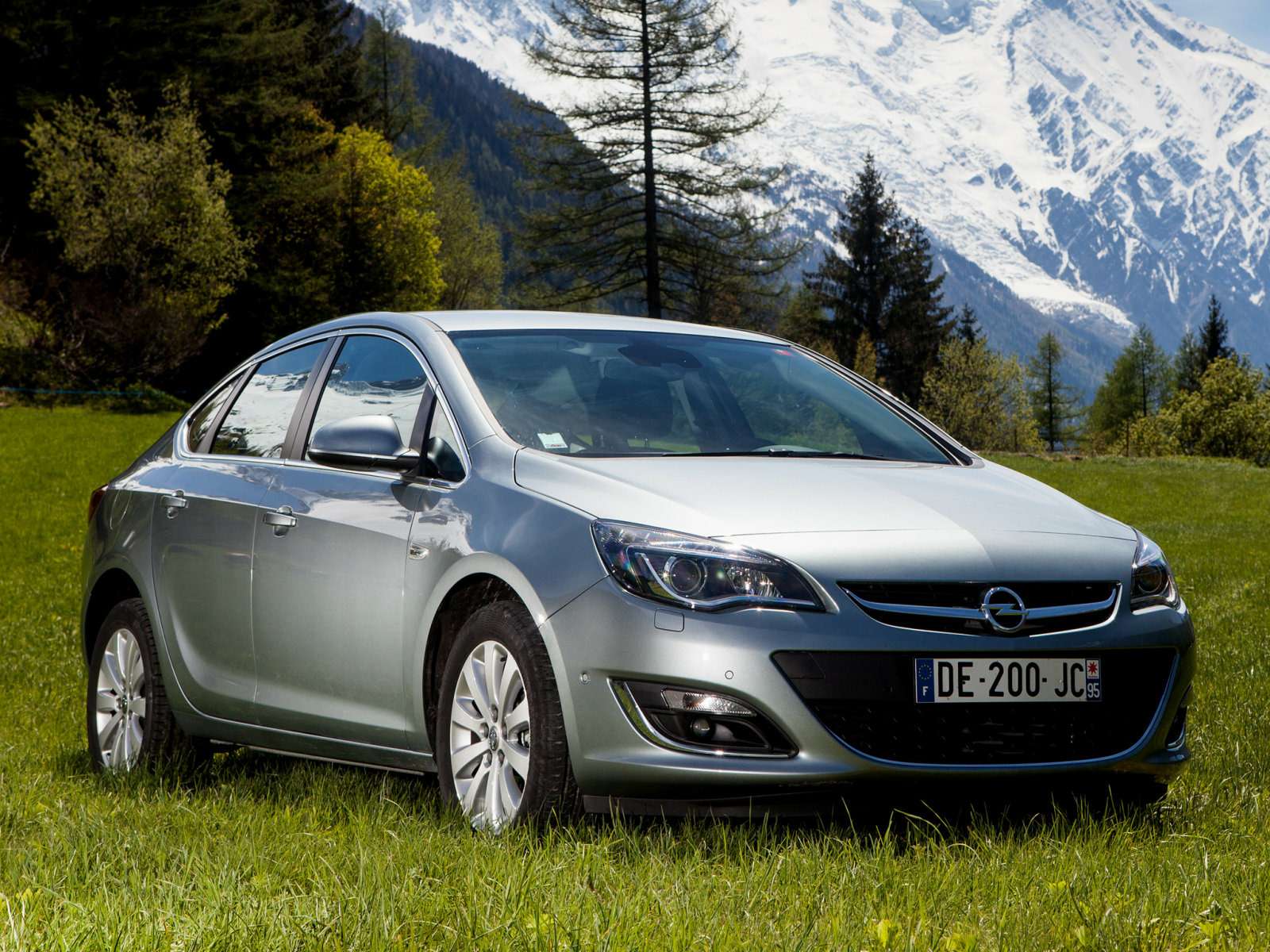 Opel_Astra_Sedan_2012