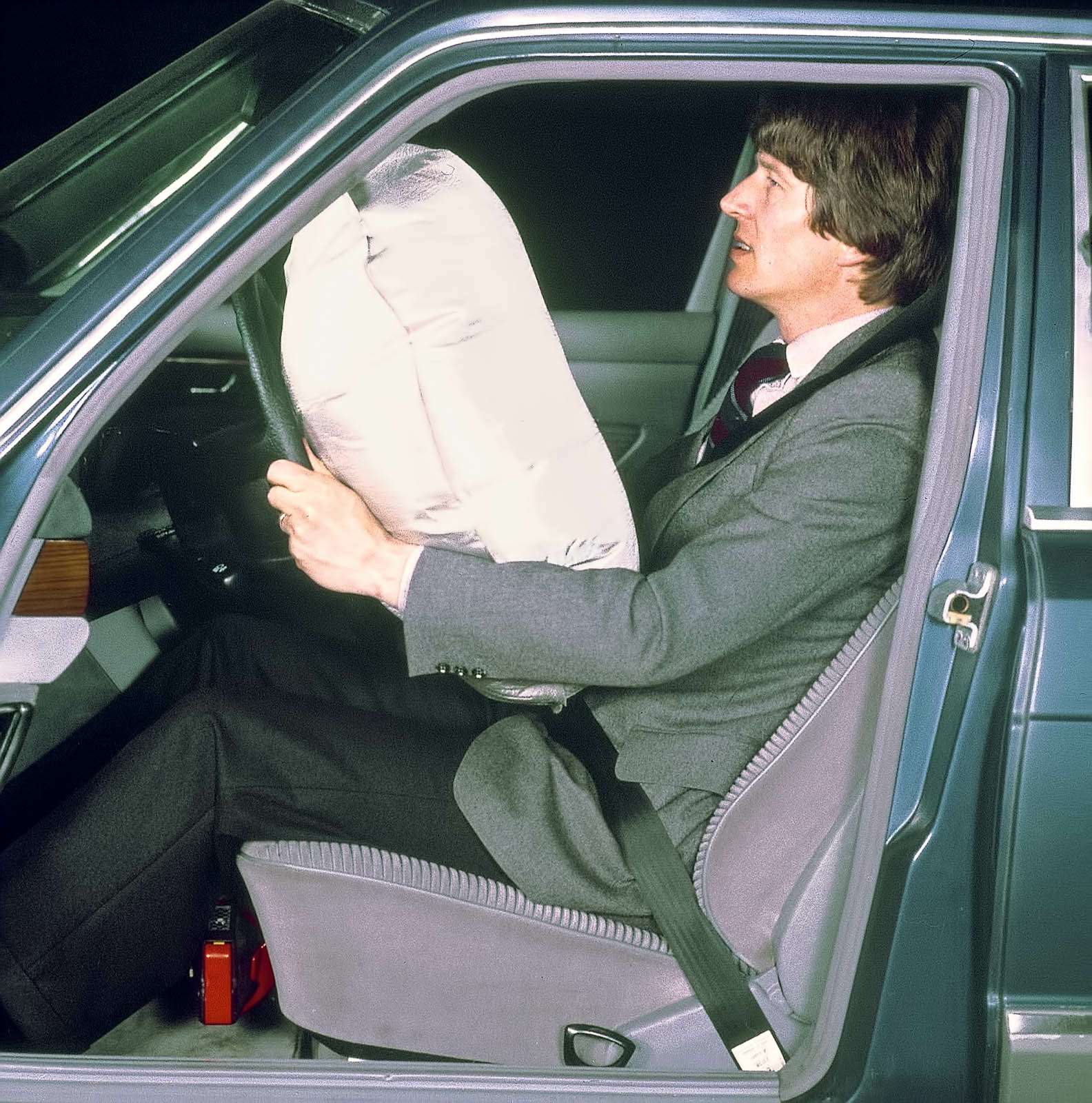Mercedes-Benz в 1981 году предложил подушку безопасности в качестве опции для S-класса с индексом W126. При этом во время столкновения сначала затягивались ремни безопасности. Таким образом, впервые подушка безопасности была предложена не как замена, а как дополнение к ремням.