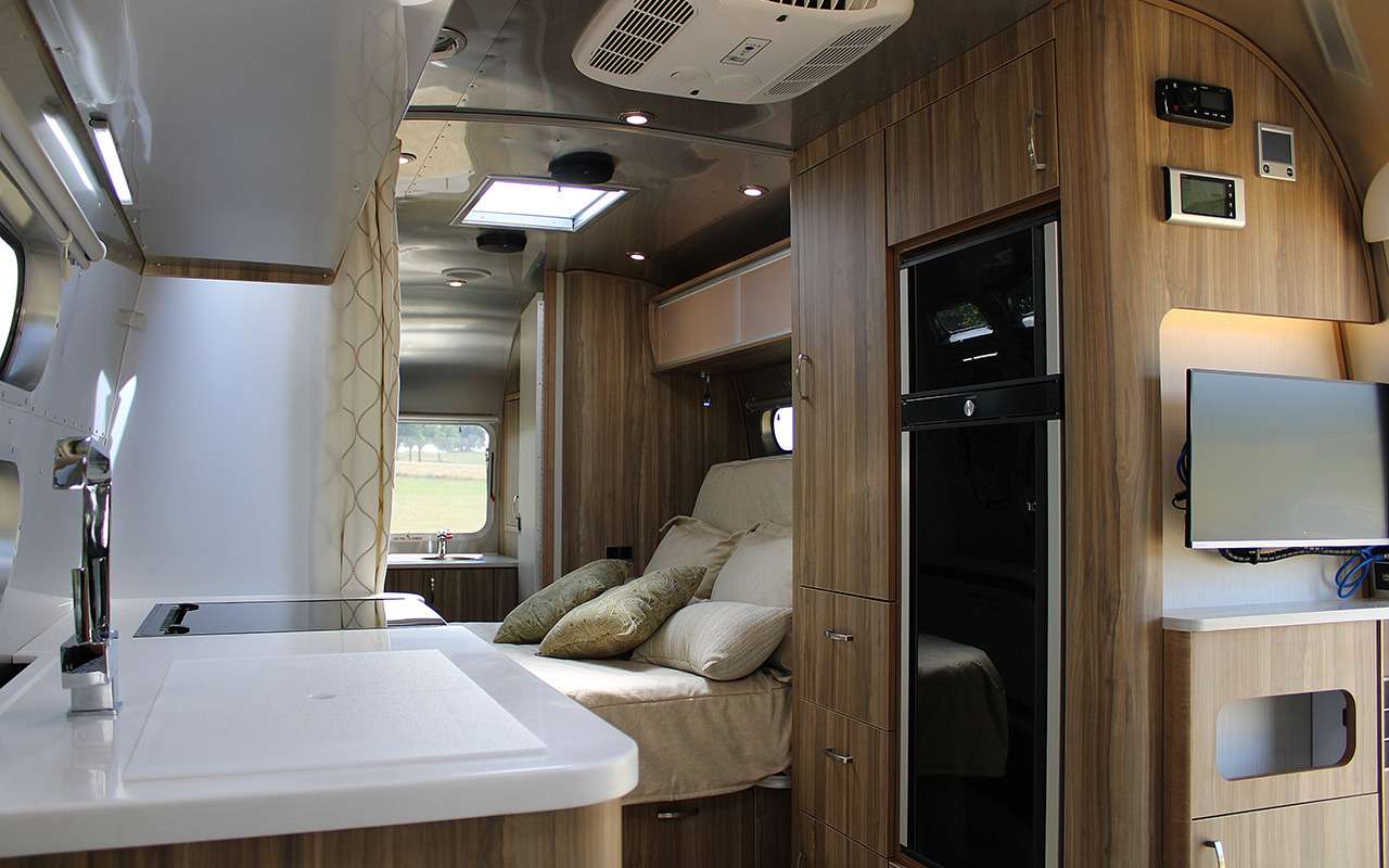 Роскошный кемпер Airstream — с кроватью поперек — фото 1161639