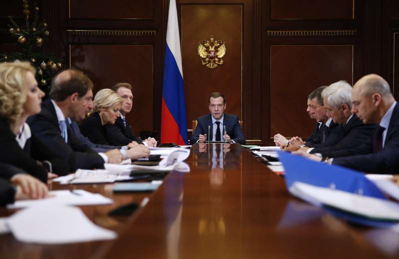 PM Medvedev holds meeting on implementation of 2016 federal budget