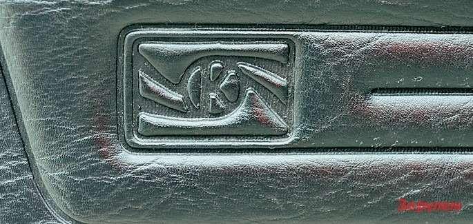 На обшивках дверей – логотип завода в Квасинах, где выпускали купе.