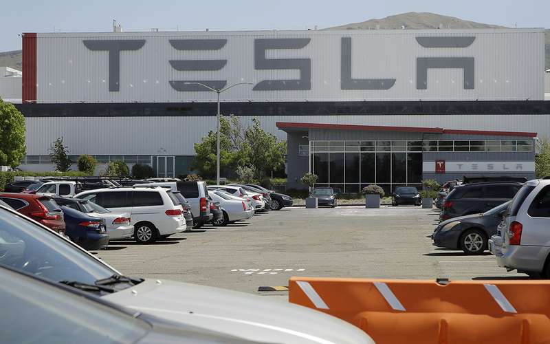 Маску запретили производство Tesla. А он все равно открыл завод