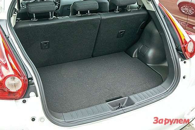 Багажник очень компактный. Но со сложенными сиденьями его объем достигает более-менее приличных 550 литров. 
