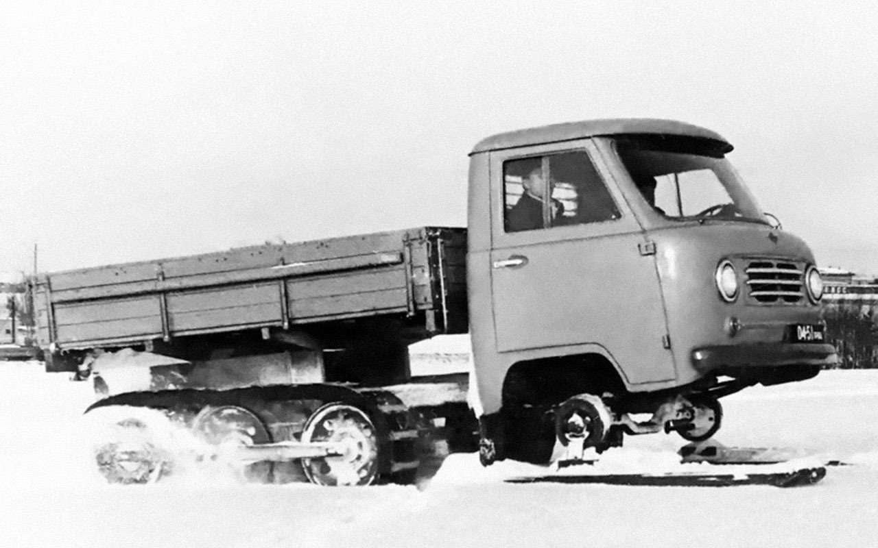 Даже полноприводный автомобиль способен преодолевать не всякие сугробы. Гусеничный УАЗ-451 с лыжами вместо передних колес испытывали в 1963-1964 гг. Но дальше опытных образцов дело не пошло.