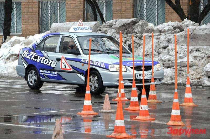 Преподаватели автошкол Санкт-Петербурга предложили ввести ограничения для водителей со стажем управления до двух лет: запретить ездить в темноте, двигаться со скоростью не более 70 км/час. А некоторые инициаторы за «максималку» в 40 км/час.