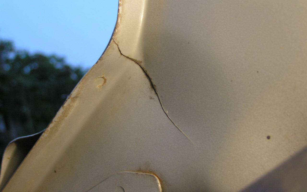 Трещины в верхней части проема багажника вызваны или регулярными перегрузами, или некачественным кузовным ремонтом.
