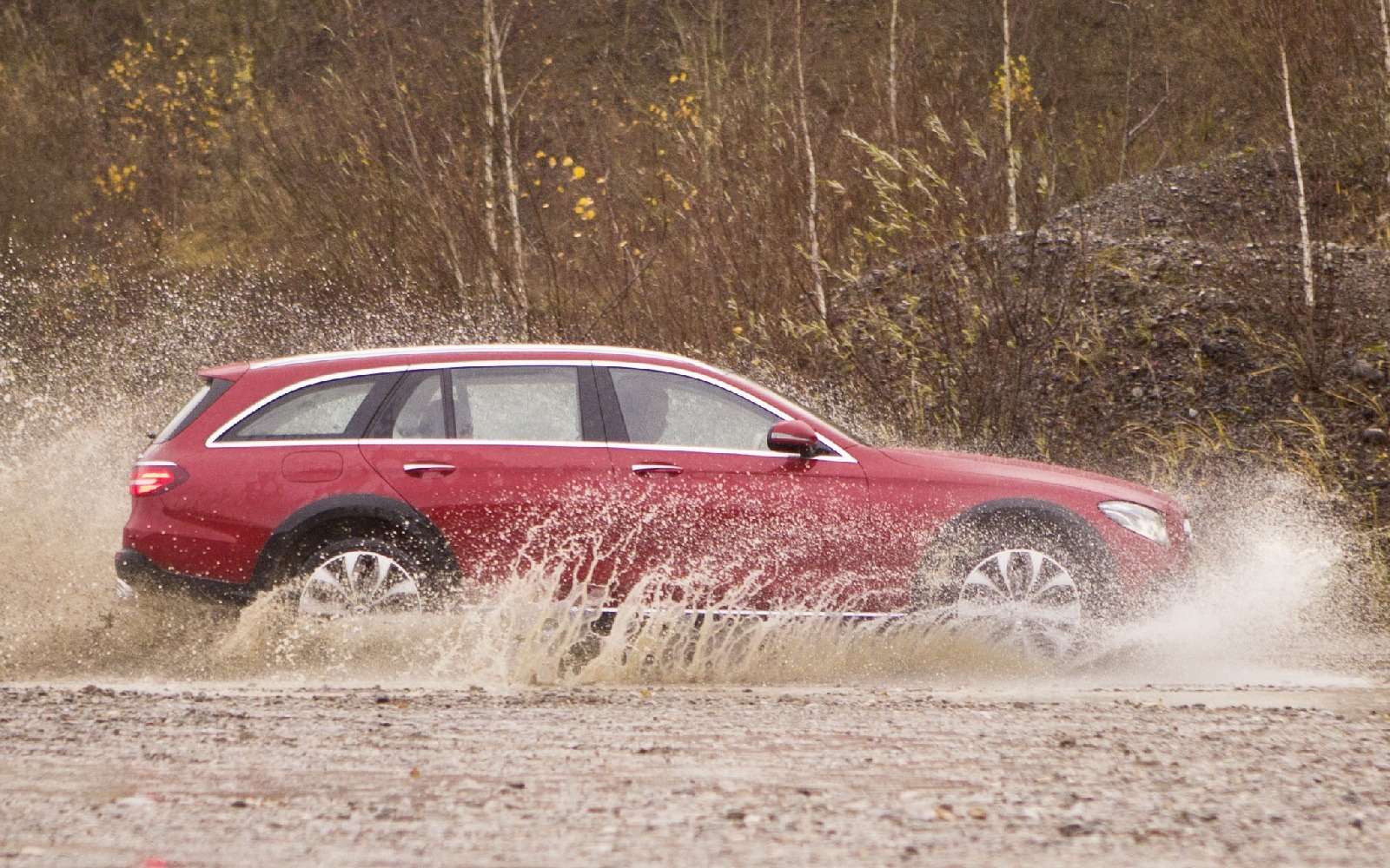Mercedes-Benz E-класса All-Terrain окунулся в грязь — фото 674997