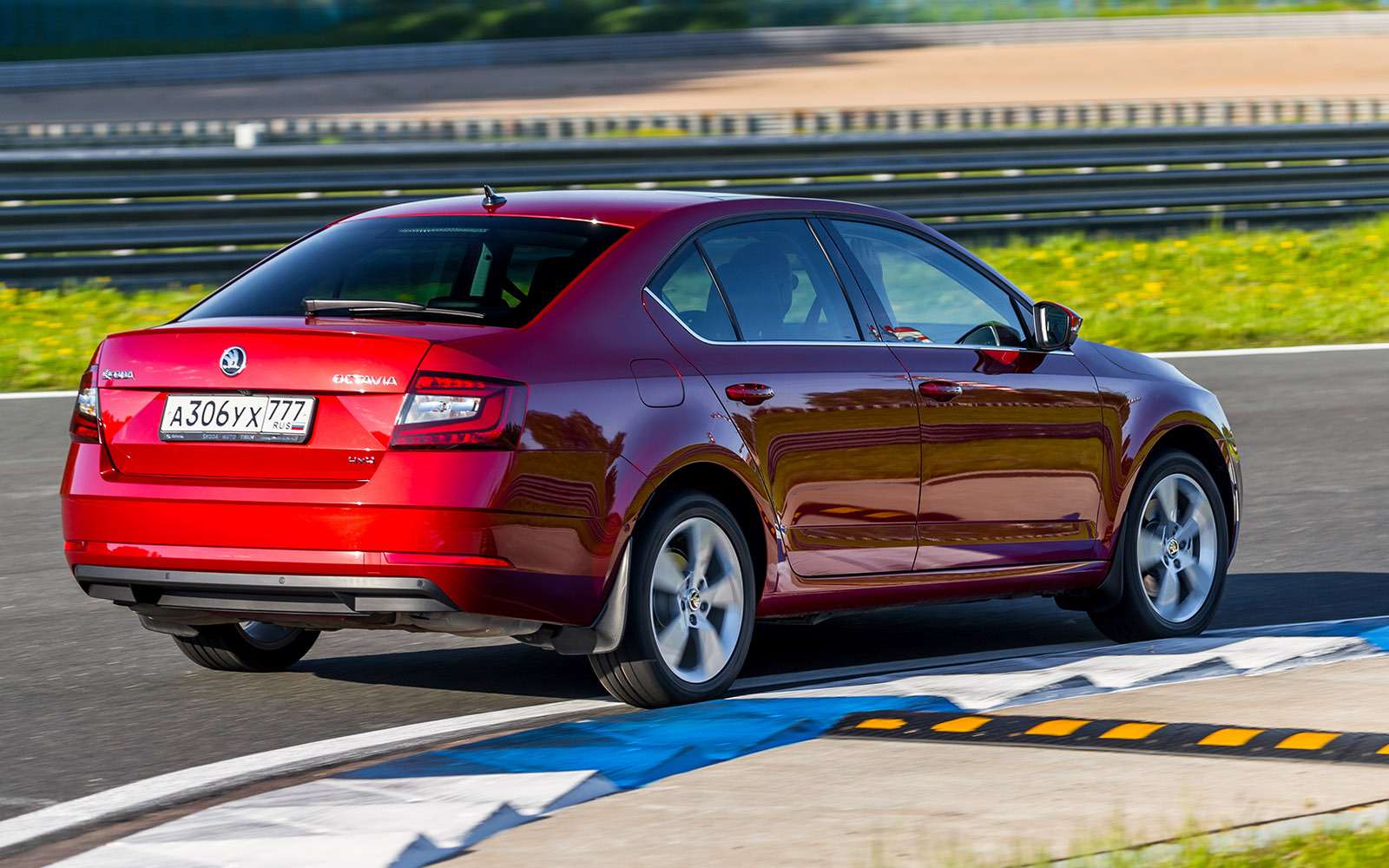 Skoda Octavia против конкурентов из Audi и Kia: кольцо для троих — фото 768718