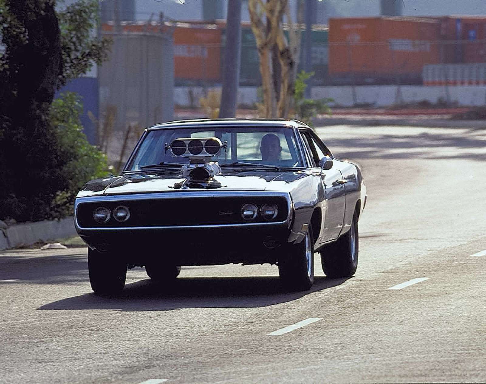 Dodge Charger – «Форсаж». В франшизе «Форсаж» от изобилия автомобилей в глазах рябит. Но одна модель появлялась в нескольких частях и стала одной из визитных карточек киноэпопеи. Речь идет о черном Dodge Charger 1970 года с двигателем, мощность которого, если верить герою Вина Дизеля Доминику Торетто, достигает 900 л.с. При резком старте передняя ось автомобиля отрывалась от асфальта. В конце первого фильма Додж попал в ДТП и был сильно поврежден. Однако уже в четвертой части он появляется вновь. А затем и в пятой.