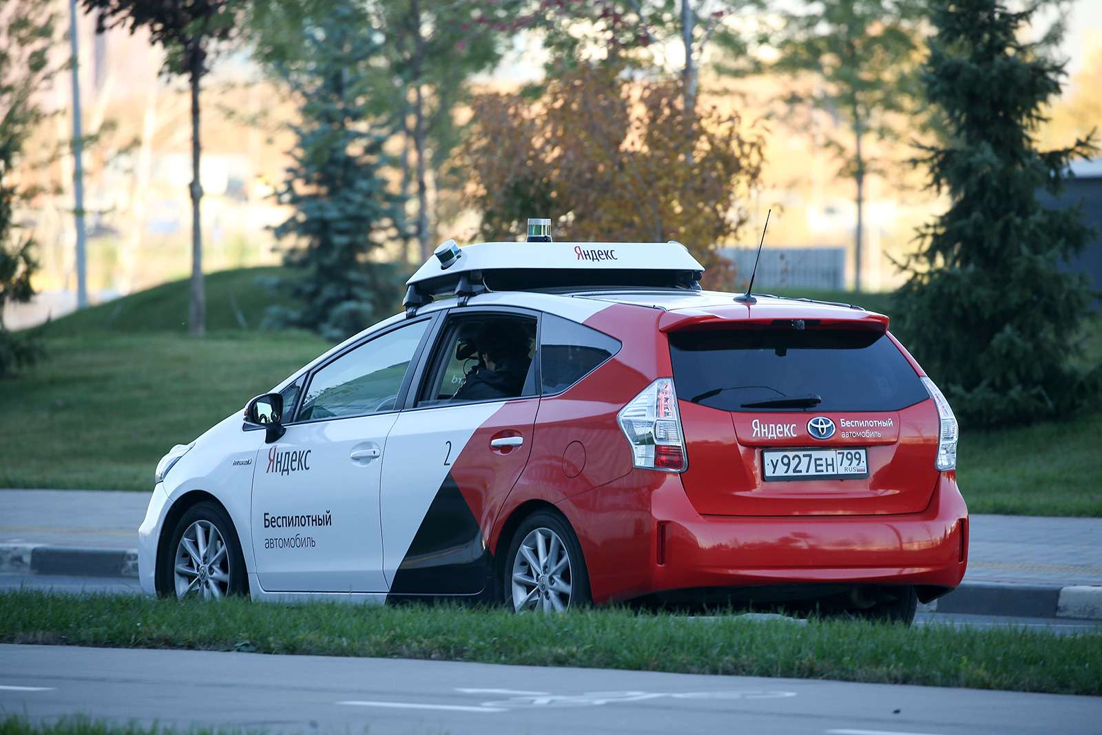 Yandex запустил беспилотное такси. Первый пассажир — Дмитрий Медведев — фото 914928