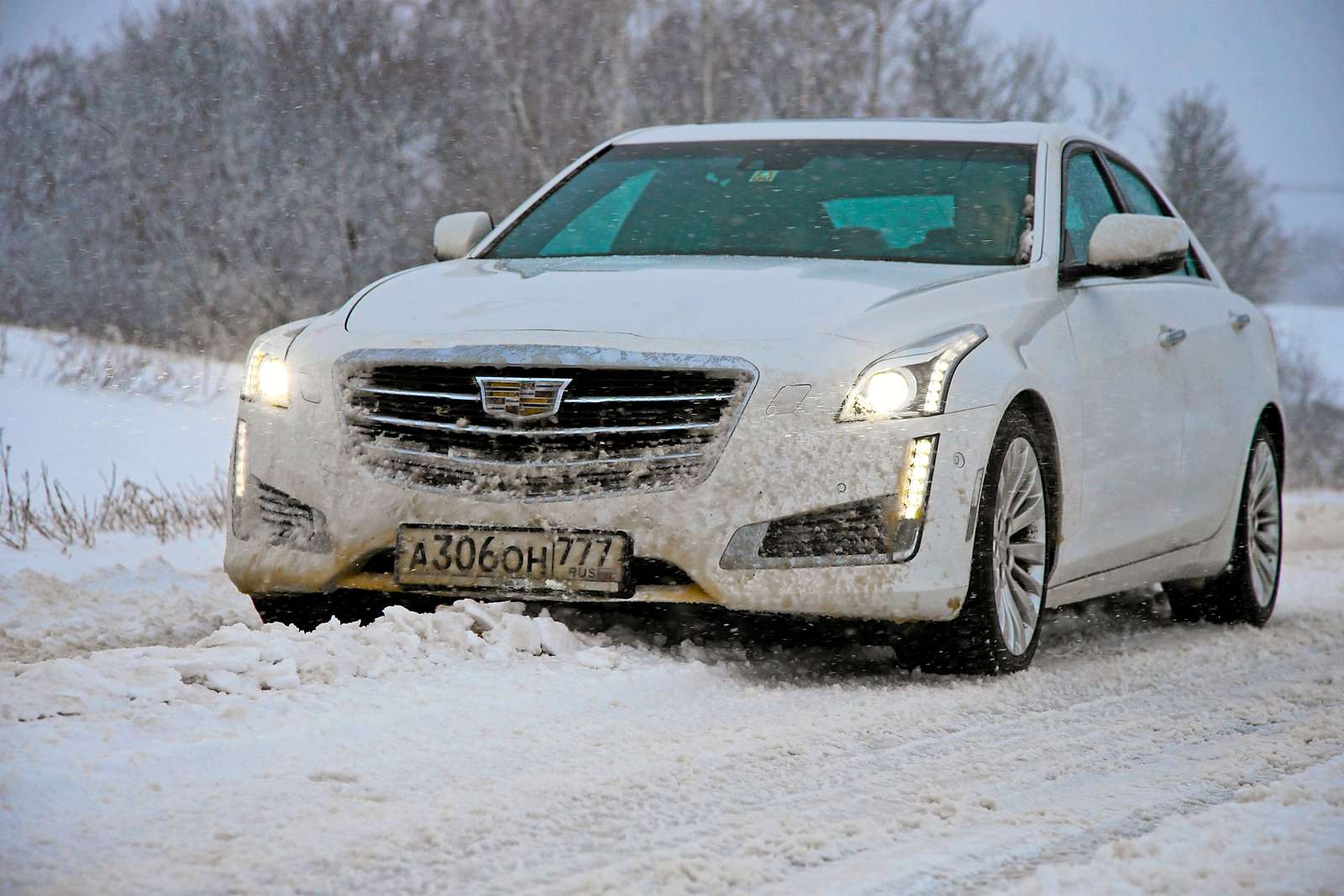 Cadillac CTS. Клиренс маловат: даже небольшие с виду снежные валики неприятно скребут по кадиллаковскому днищу.