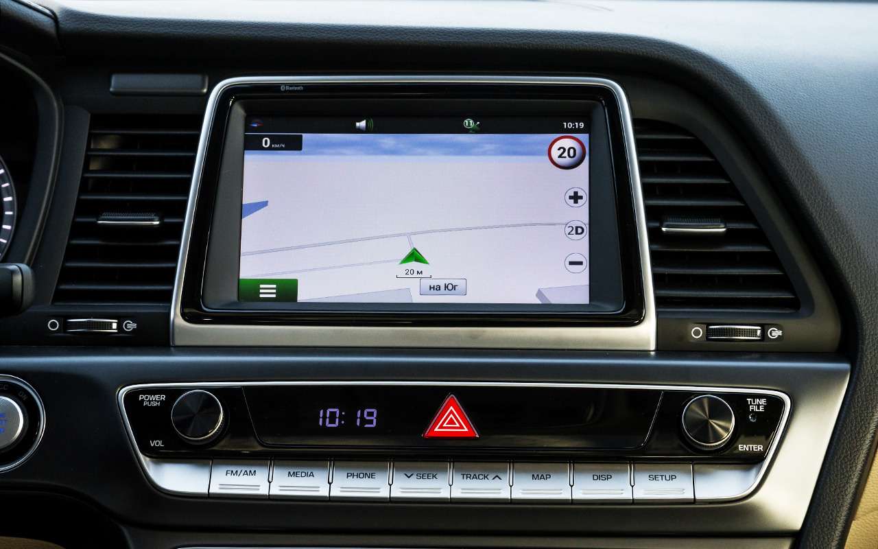 В навигаторе понравились функция информирования о дорожных камерах и точное указание скорости движения, которая определяется при помощи системы GPS.