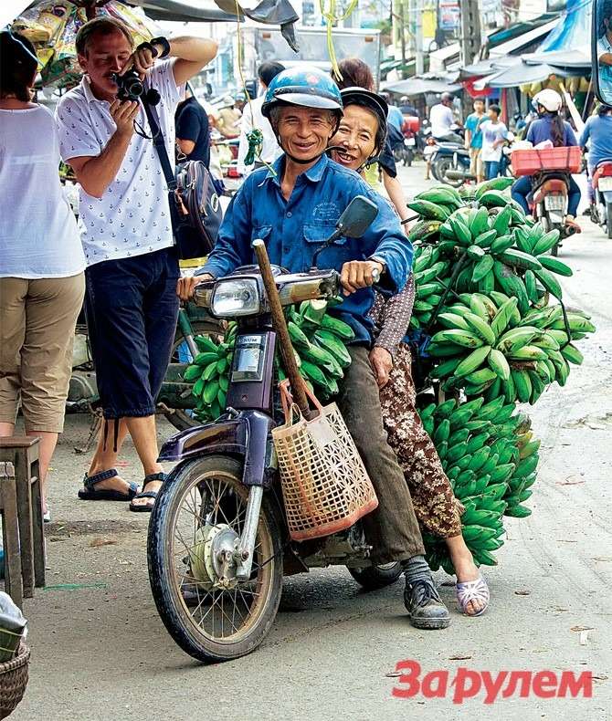 Бананы можно купить на базаре. Но если ты ловок (закончились деньги), можешь сорвать их с пальмы. Они повсюду.