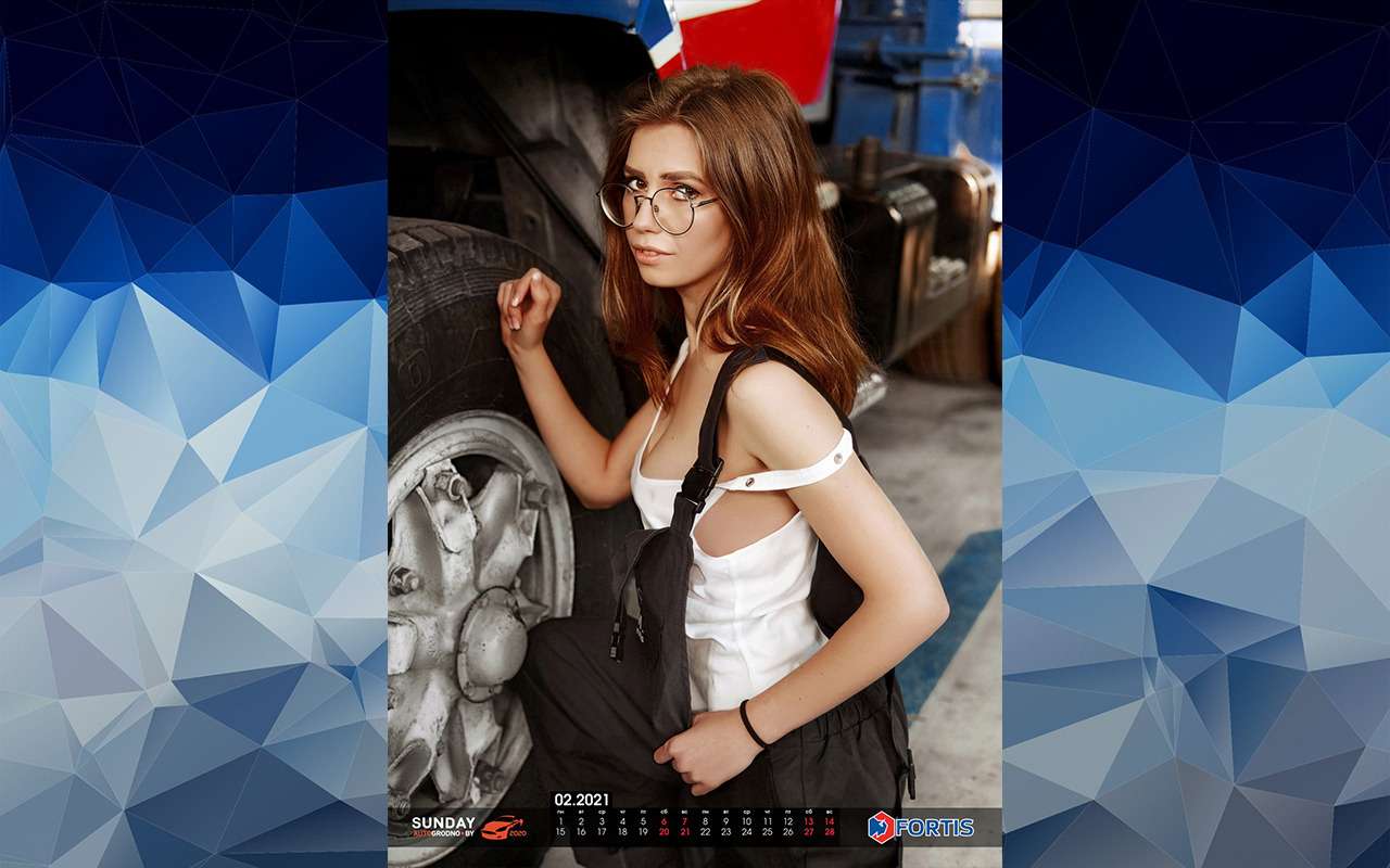 Жаркий календарь-2021: белорусские девушки и редкие машины — фото 1213060