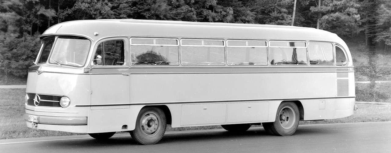 Классикой жанра больших автобусов в Европе в 1960‑х годах оставался немецкий задне­моторный Mercedes-Benz O321. Но по стилистике он к тому времени явно устаревал. Его выпускали с 1954 года и сняли с производства в 1970‑м.