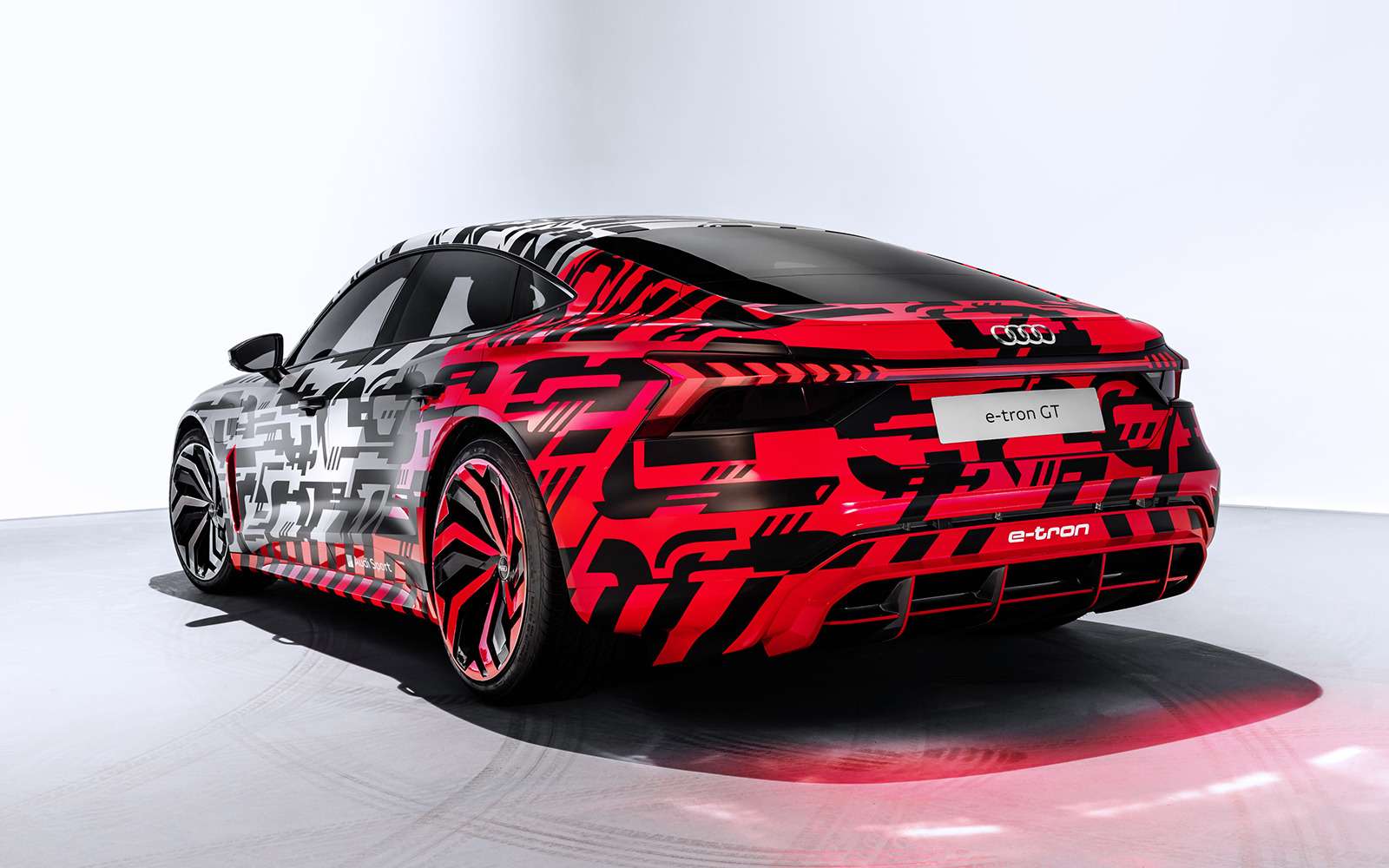Audi показала конкурента Tesla Model S — фото 926706