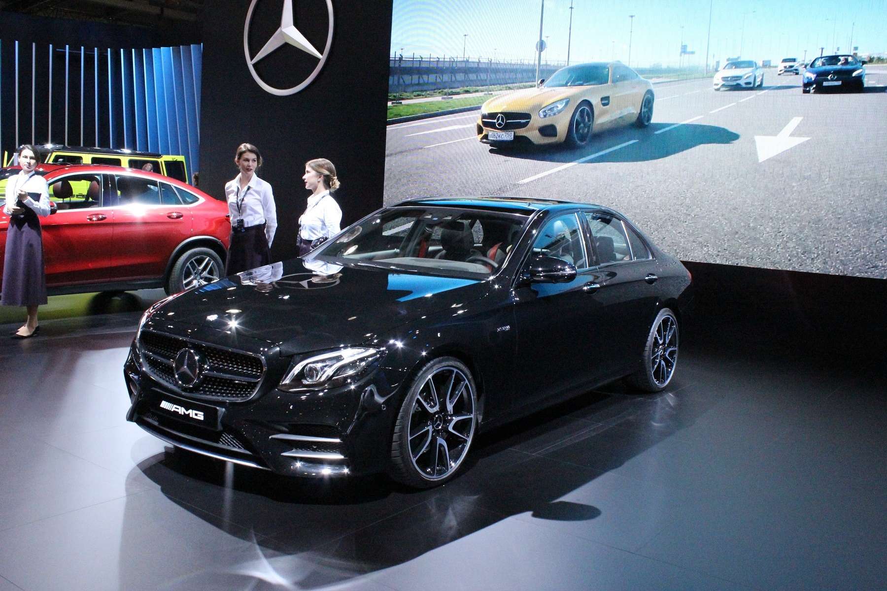 Стенд или шоу-рум: Mercedes-Benz E-класса и все-все — фото 624475