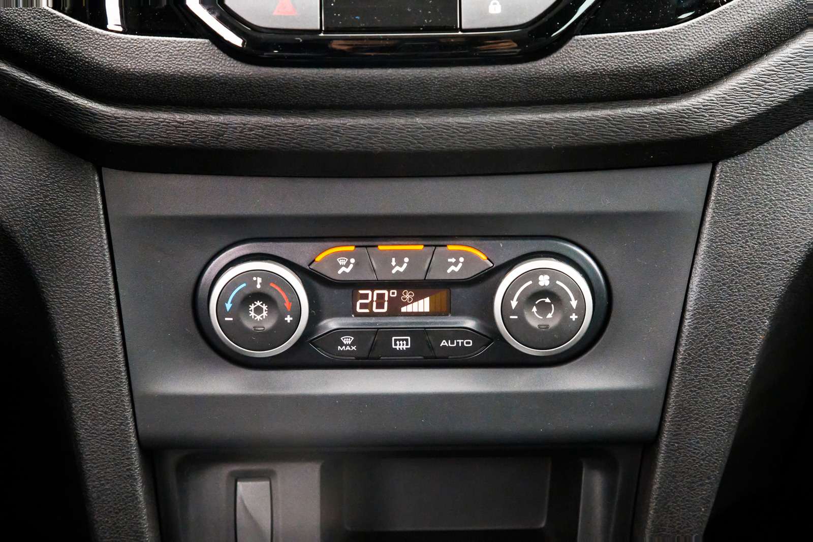 Lada XRAY. Блок климатической установки знаком по Весте. Левая нижняя кнопка включает обогрев лобового стекла.