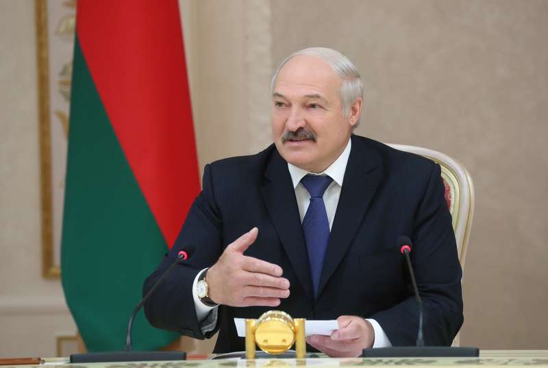 Лукашенко испугался Теслы — она слишком быстрая!