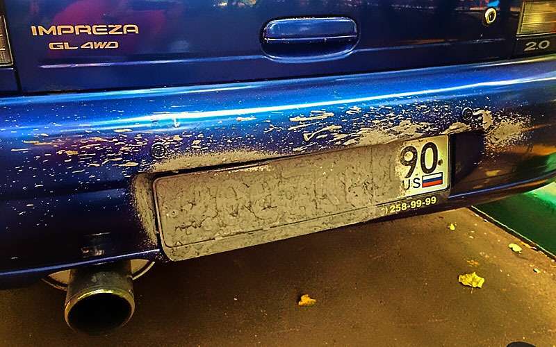 Искусственная грязь, шторки, магниты — все способы скрыть номер на парковке — фото 799278
