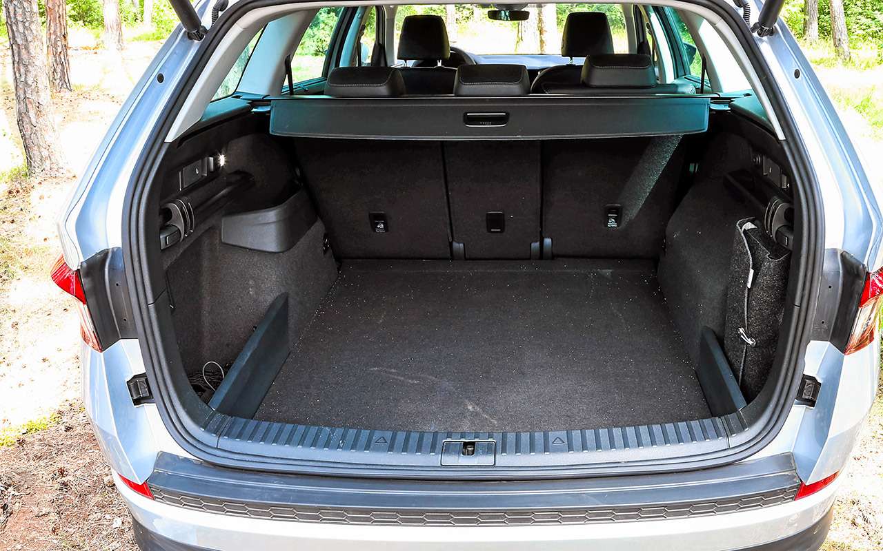 Багажник Шкоды заставил попотеть – нам едва хватило зачетных кубиков для его замера. Объем «под шторкой» – 512 литров (при максимально отодвинутых назад задних сиденьях).