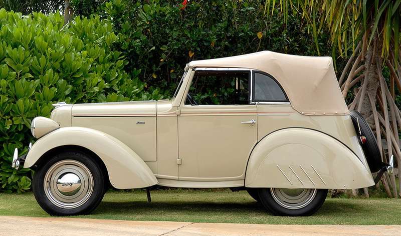 Участвовал де Сахновски и в одной из многих попыток освоения американской автомобильной промышленностью компактных моделей. Машина, выпускавшаяся фирмой American Austin по английской лицензии, продавалась плохо, и в 1937 году Сахновского попросили придать ей более привлекательный вид. На снимке — вариант 1939 года