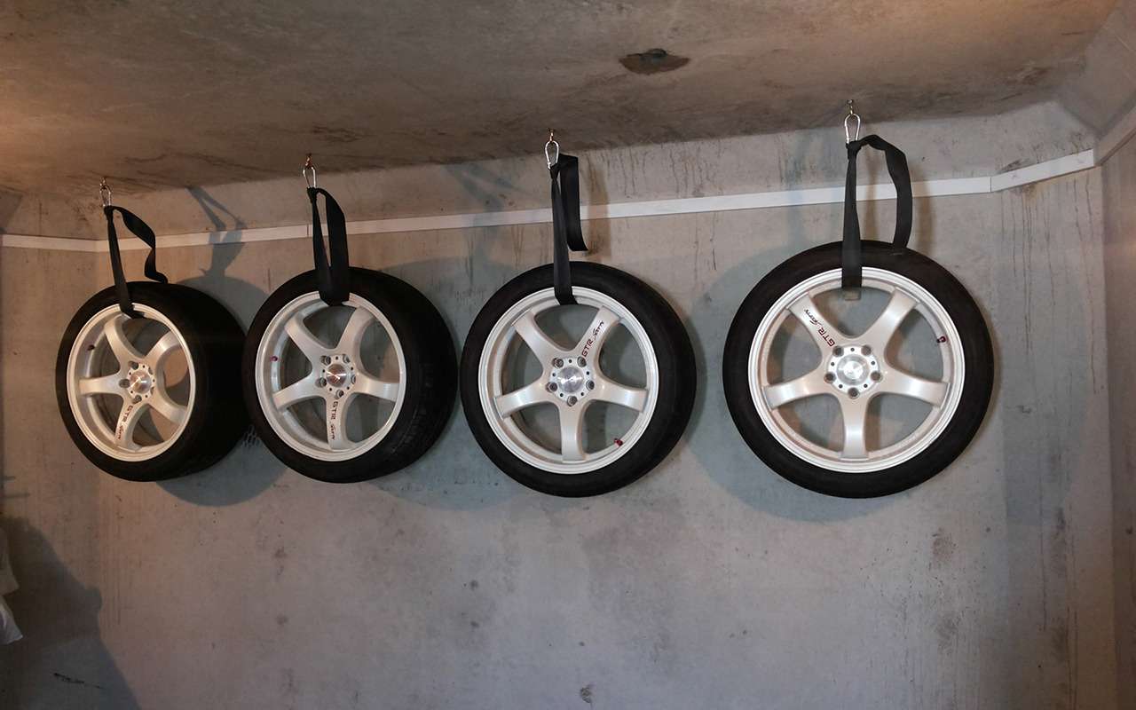 Отличный вариант хранения колес – подвесить их в гараже.