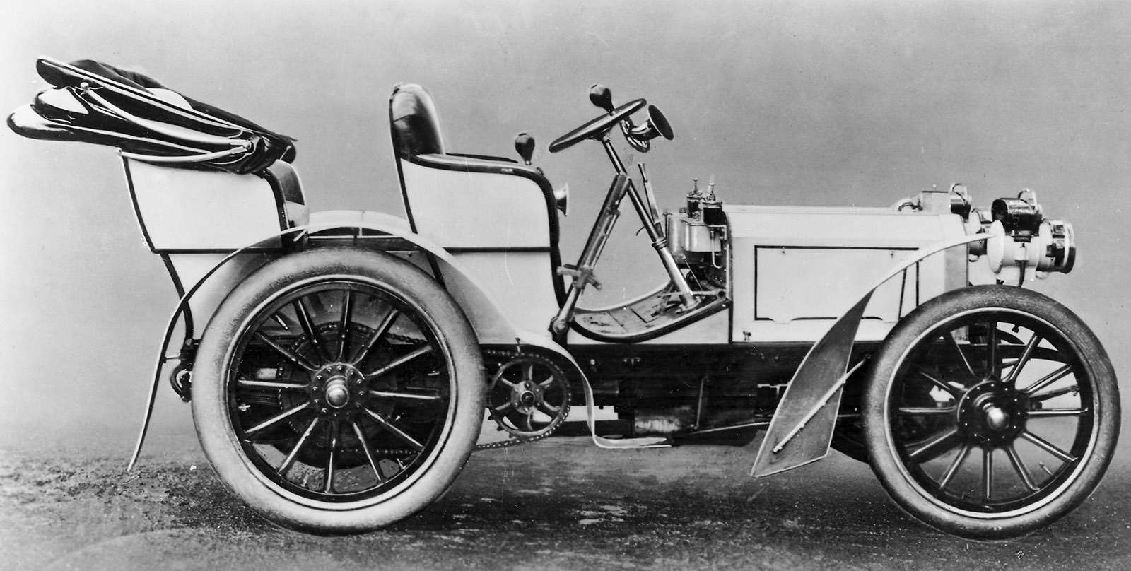 Новая «осанка»: классическая компоновка и низкий, приземистый силуэт. Mercedes 1901 года справедливо считают прообразом современного автомобиля.
