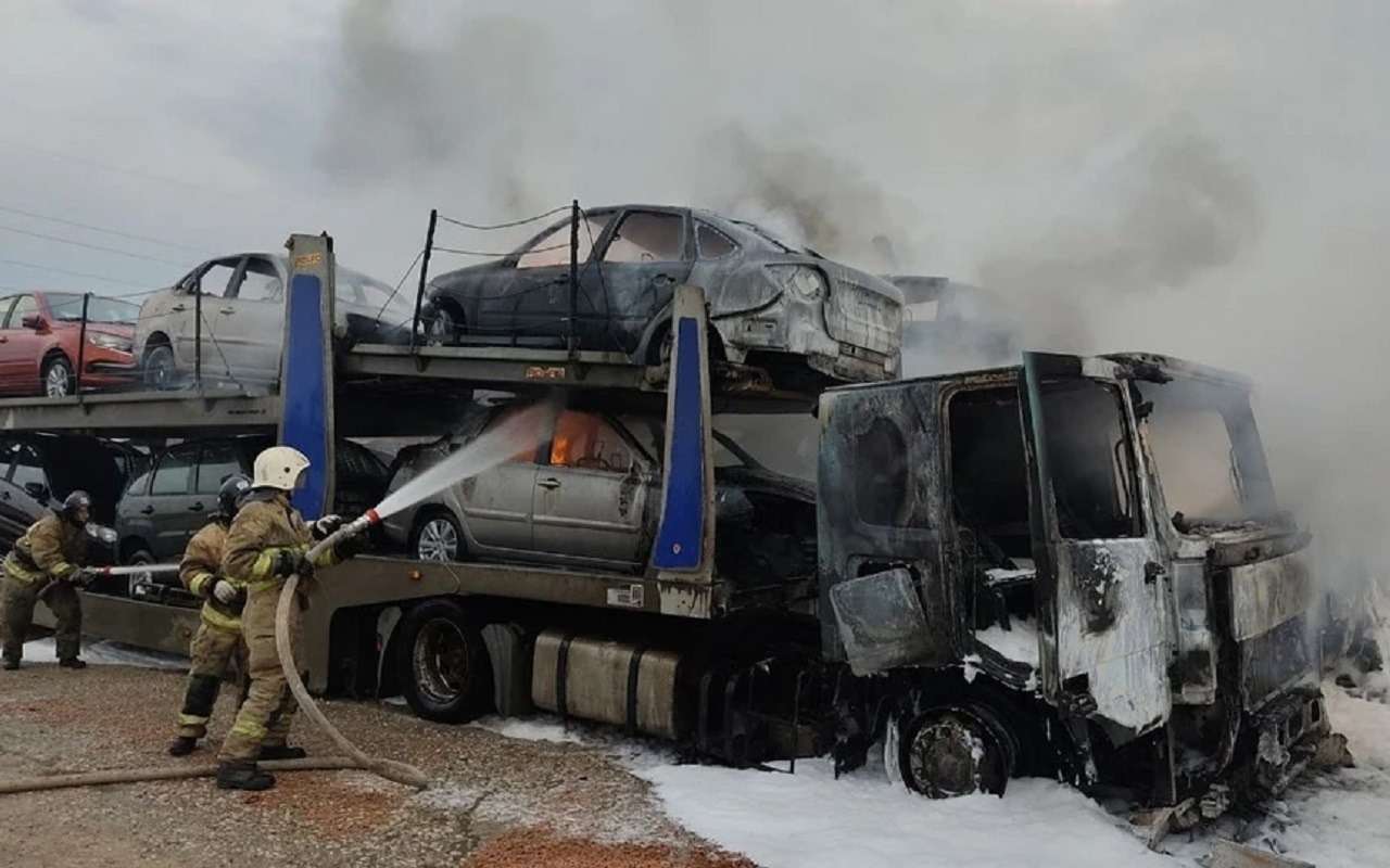 Не доехали до хозяев: новенькие Lada Granta сгорели на автовозах