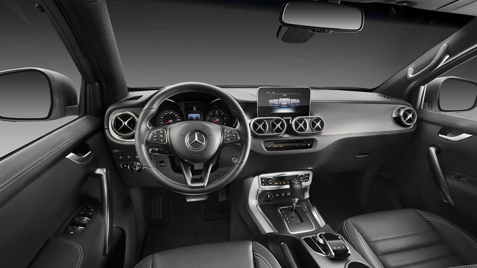 В интерьере пикапа Mercedes-Benz X-класса чувствуются мотивы внедорожников и кроссоверов компании