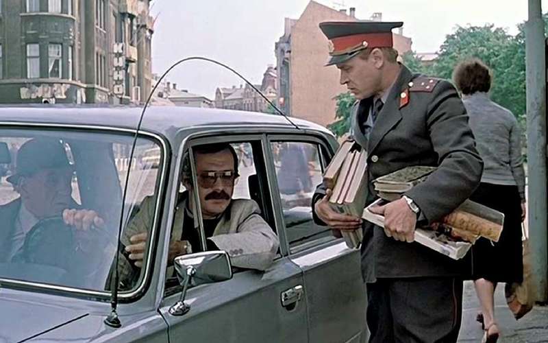 В фильме 1982 года «Инспектор ГАИ» нехороший директор автосервиса, г-н Трунов в исполнении Никиты Михалкова, вальяжно разъезжает как раз на ВАЗ-21013. Сумел достать, стало быть!