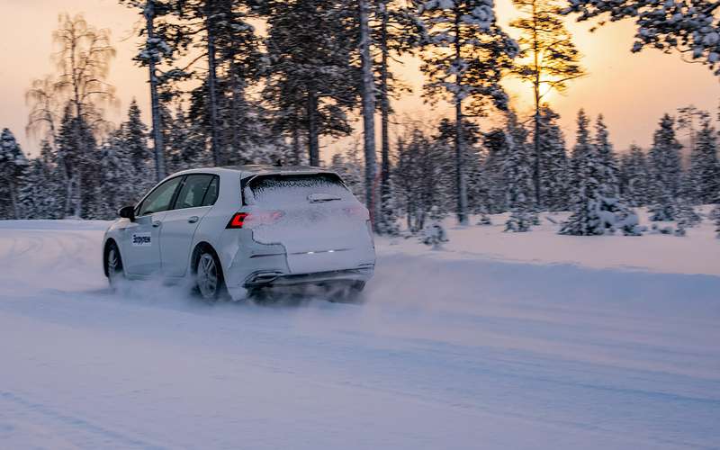 На снегу Michelin опередила Nokian в торможении и управляемости в штатных режимах, та ответила лучшим поведением при активной езде.