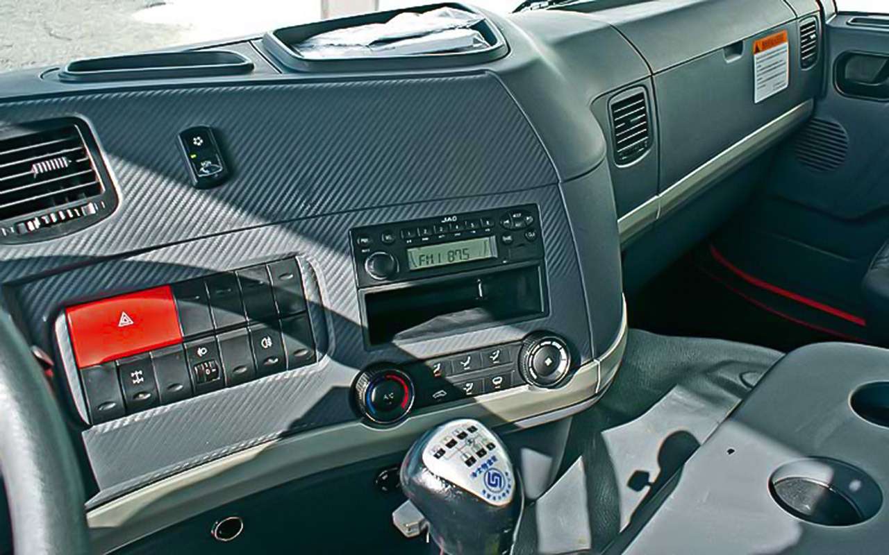 Панель приборов по форме и стилю напоминает панель Volvo FM