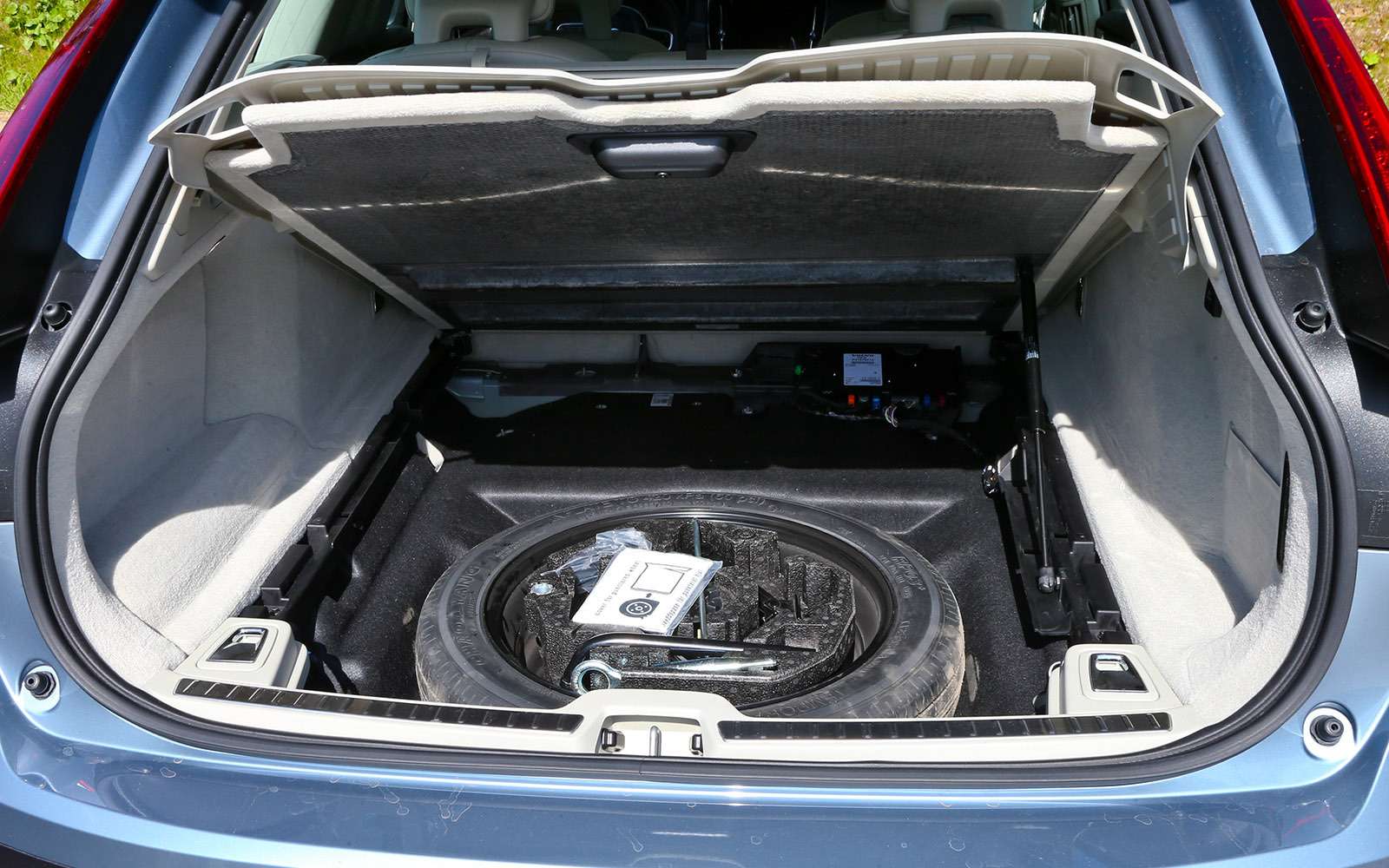 Габариты V90 относительно XC70 увеличились, а багажник… стал меньше. Рулонная штора отделяет салон от багажного отсека.  По правому борту – клавиши складывания спинок задних сидений.