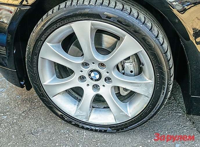 BMW 530Xi Пройденные километры более всего отразились на состоянии колесных дисков. Кстати, шины тоже требуют замены. Цена хорошего колеса 245/40R18 примерно 9500 рублей.