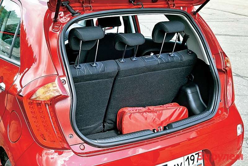 В «Пиканто» багажник оптимального размера, вот только полочку сверху почему-то не предусмотрели.