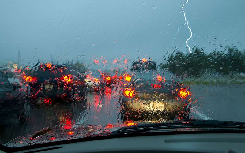 8 советов опытному водителю (то есть вам), как ездить в дождь