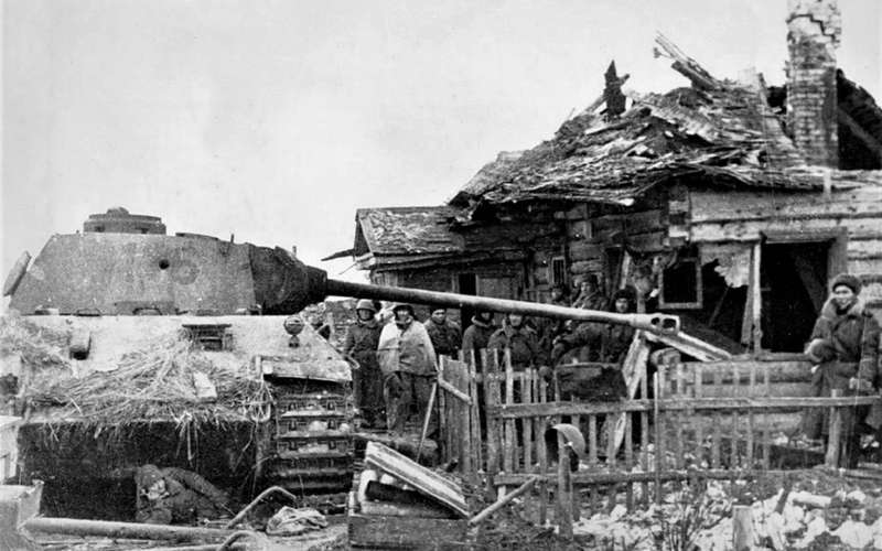 Подбитая «Пантера» под Ленинградом, январь 1944 года (http://waralbum.ru)