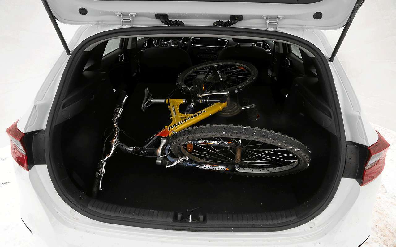 Взрослый велосипед с 26-дюймовыми колесами влезает в багажник Сида легко...