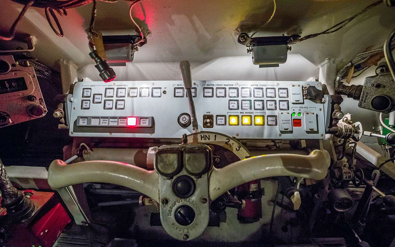 Рабочее место механика-водителя Ракушки аналогично БМД-4М. Вместо руля – штурвал. Рядом рычаг четырехступенчатой полуавтоматической коробки передач.
